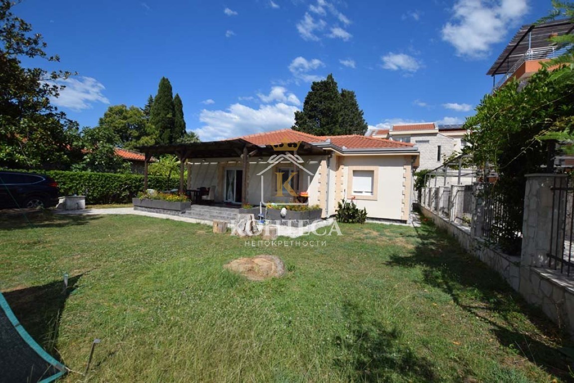 House in great location, 20 meters from the sea- Tivat